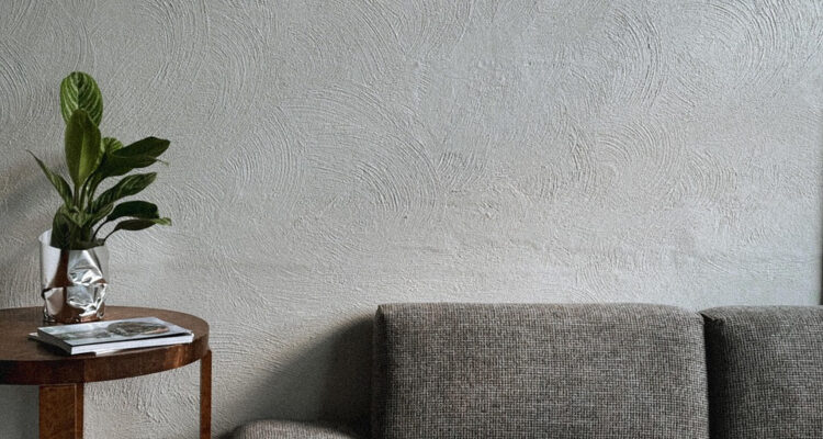 Wie Sie Ihre Sofa-Garnitur im Wohnzimmer pflegen und jahrelang wie neu halten