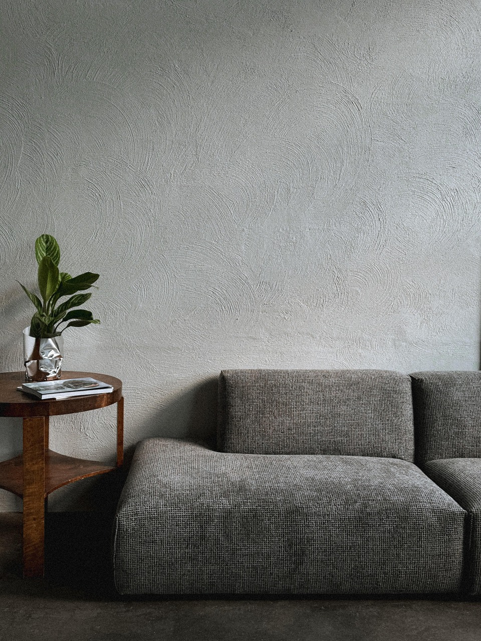Wie Sie Ihre Sofa-Garnitur im Wohnzimmer pflegen und jahrelang wie neu halten